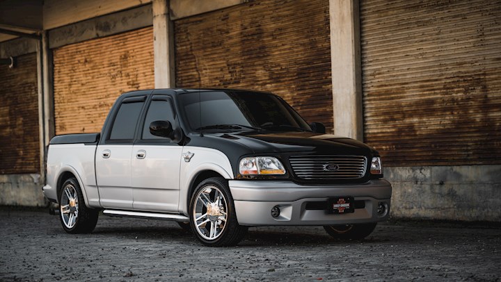 Ford Lightning de cuatro puertas recordando a la Harley-Davidson F harley davidson 2002 Ford Lightning de cuatro puertas recordando a la Harley-Davidson F
