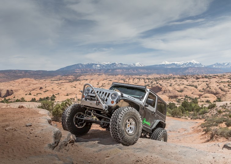 【人気急上昇のあのJEEP】JEEP Wrangler Painted フーディ DV8 Offroad Jeep Wrangler Front Inner Fenders with LED Rock
