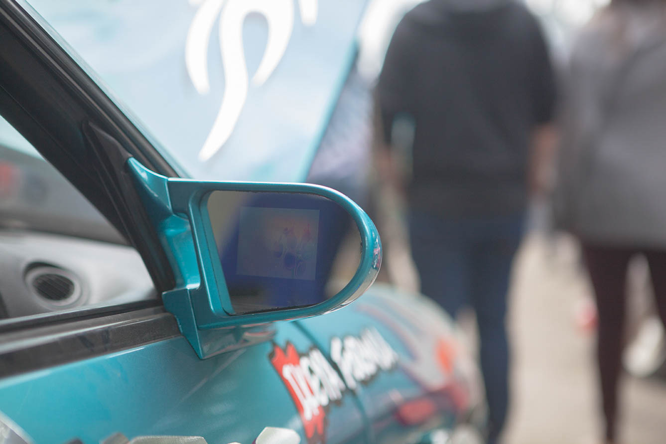 monitor in sideview mirror of Teddy Danh's R32