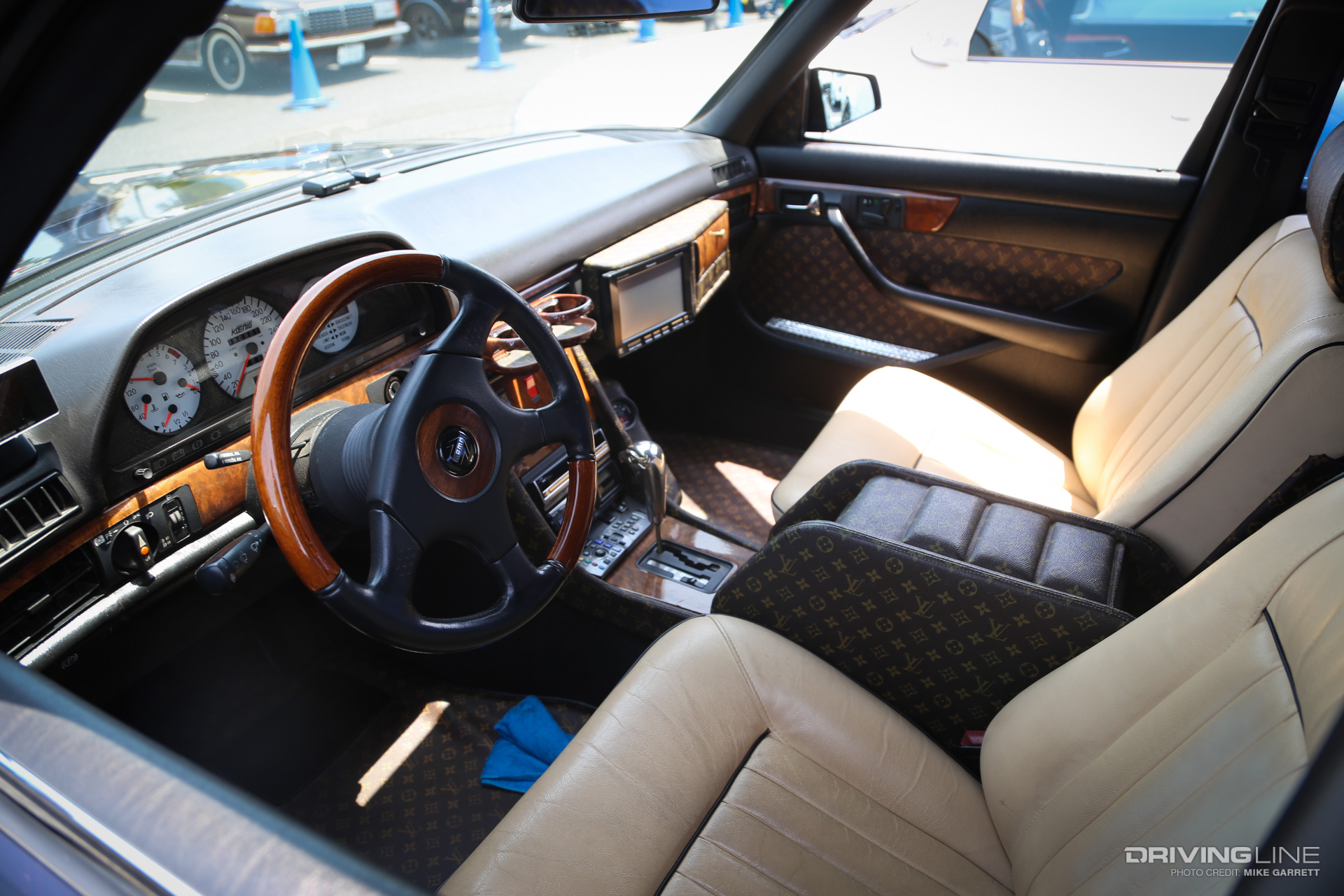 Showa W126 Interior