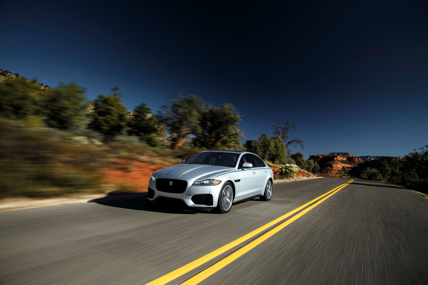 004-Jaguar-XF-20d-Diesel-Luxury-Sedan