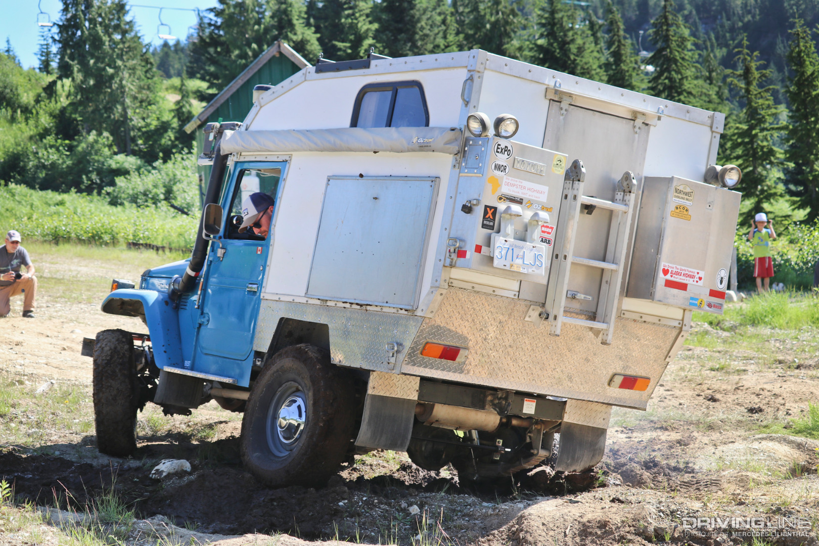 Off-roading Toyota Land Cruiser FJ40 4x4