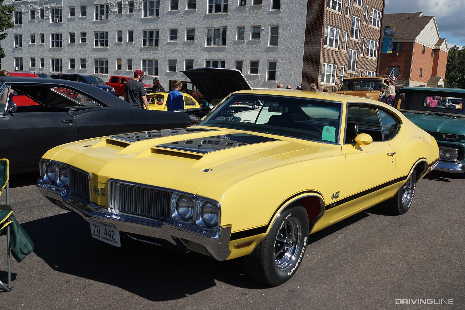 Oldsmobile 442 W30 in yellow