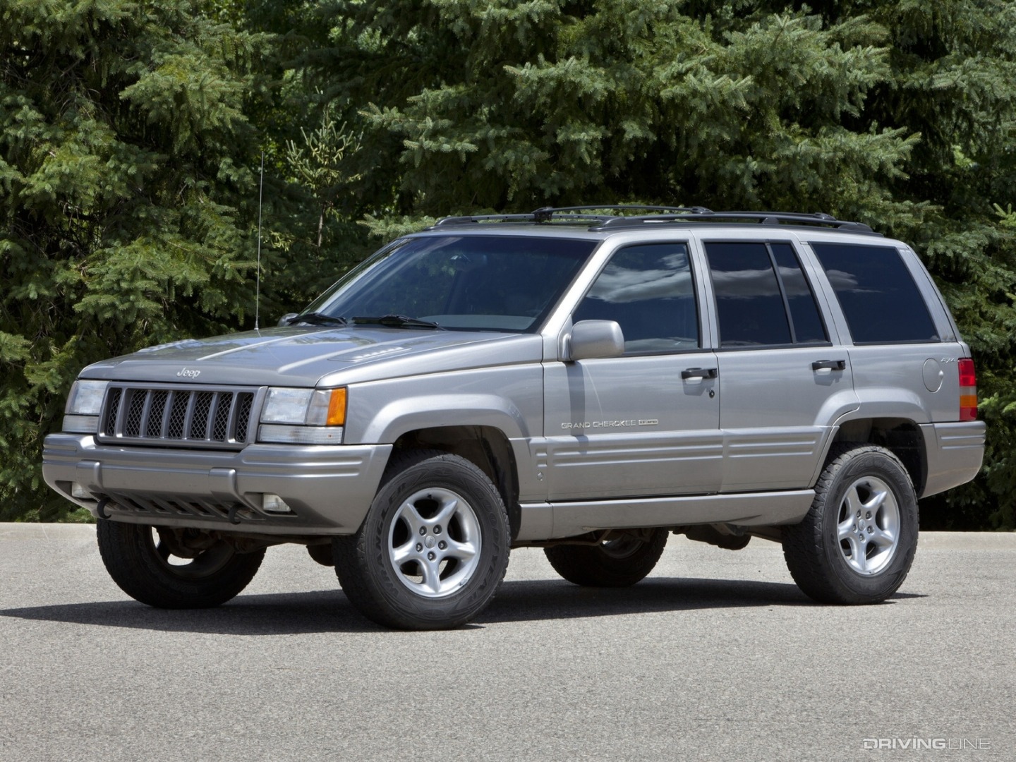 Jeep Grand Cherokee 5.9 Limited silver parked