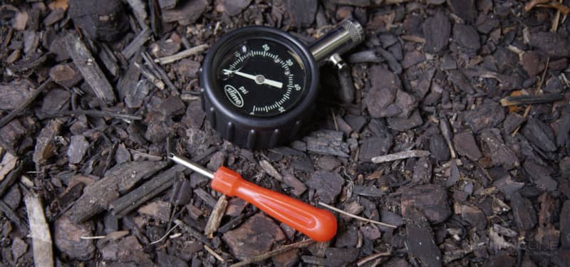 Off road tire deflator tire guage