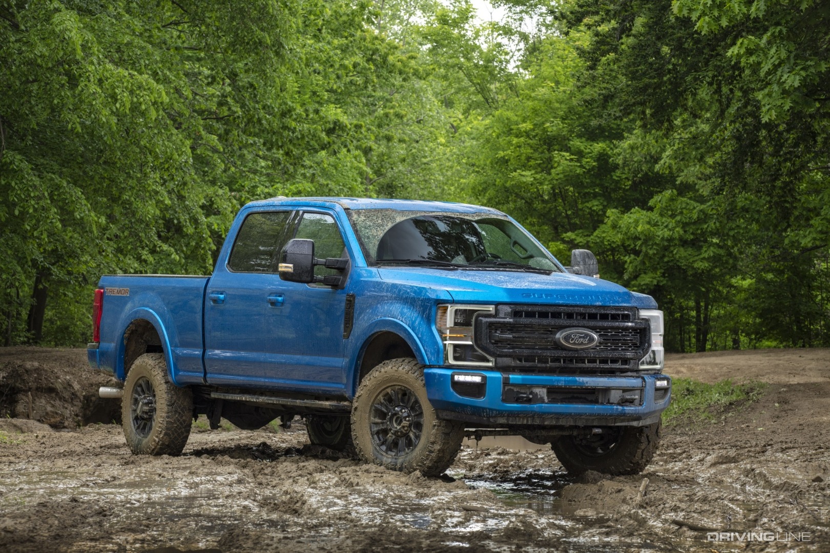 Ford F-250 Tremor blue in mud