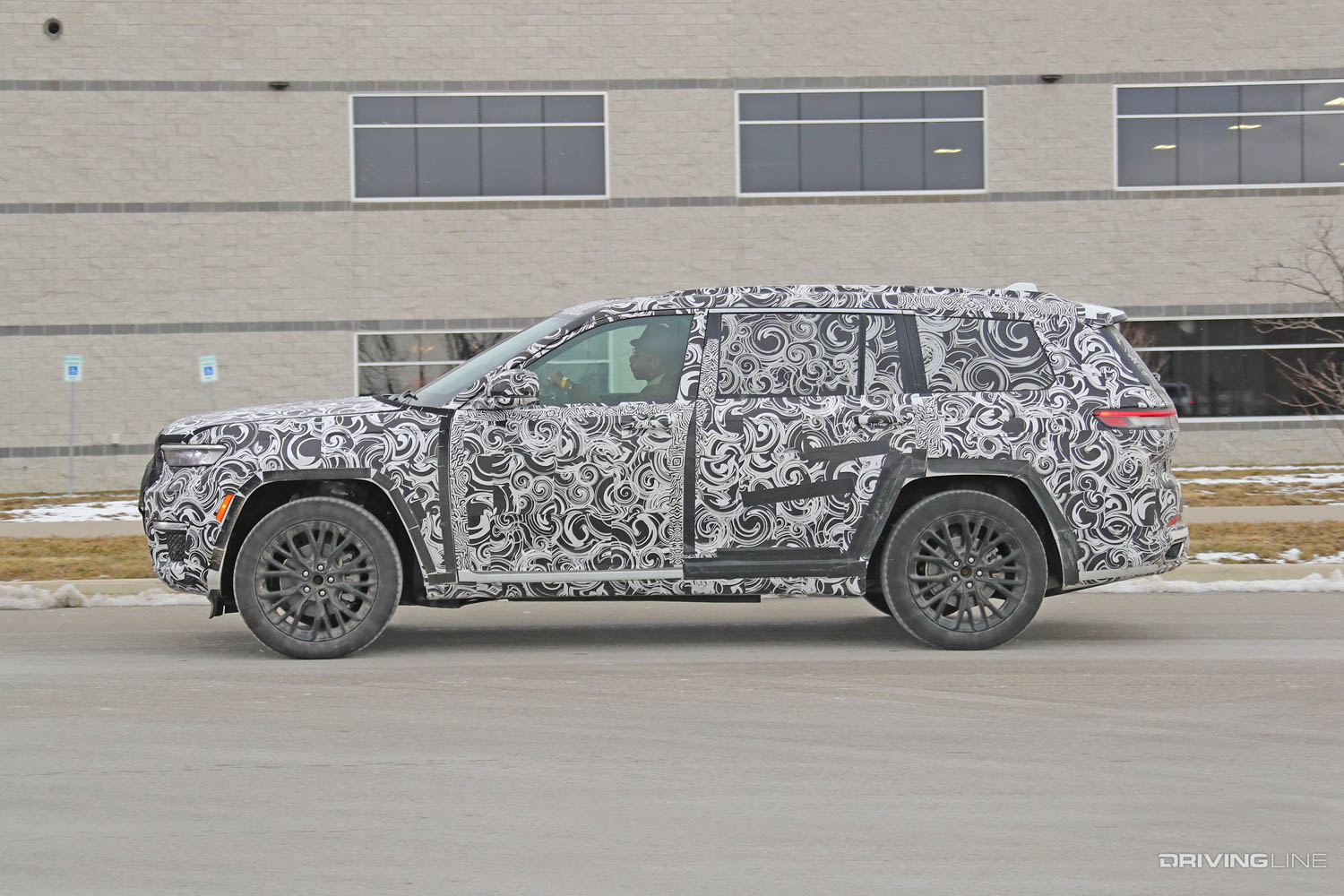 side profile view of 2022 jeep grand cherokee summit