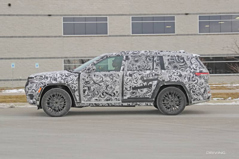 side profile view of 2022 jeep grand cherokee summit
