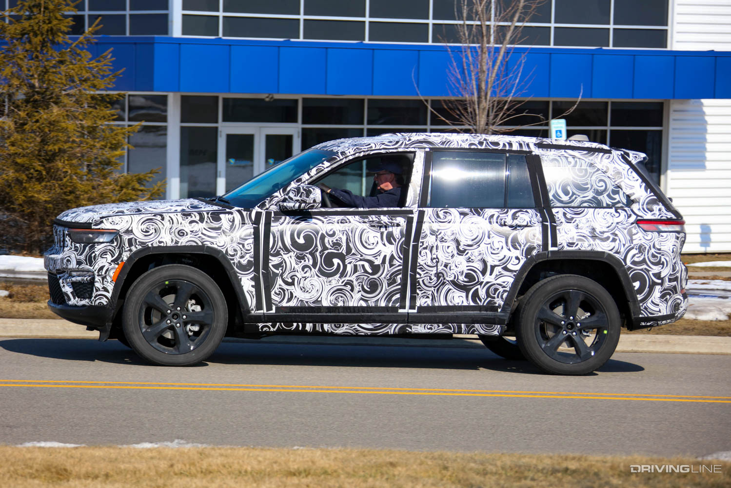 Direct Side profile spy photos of 2022 Jeep Grand Cherokee 2 row