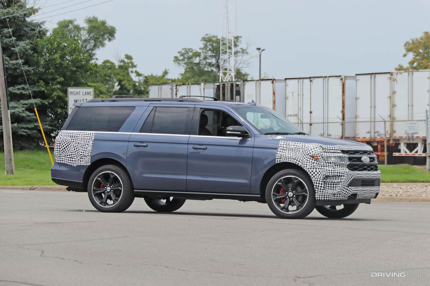 Spy Photos: 2022 Expedition ST turning into a driveway