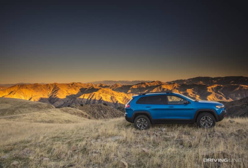 Jeep Cherokee Trailhawk blue side profile