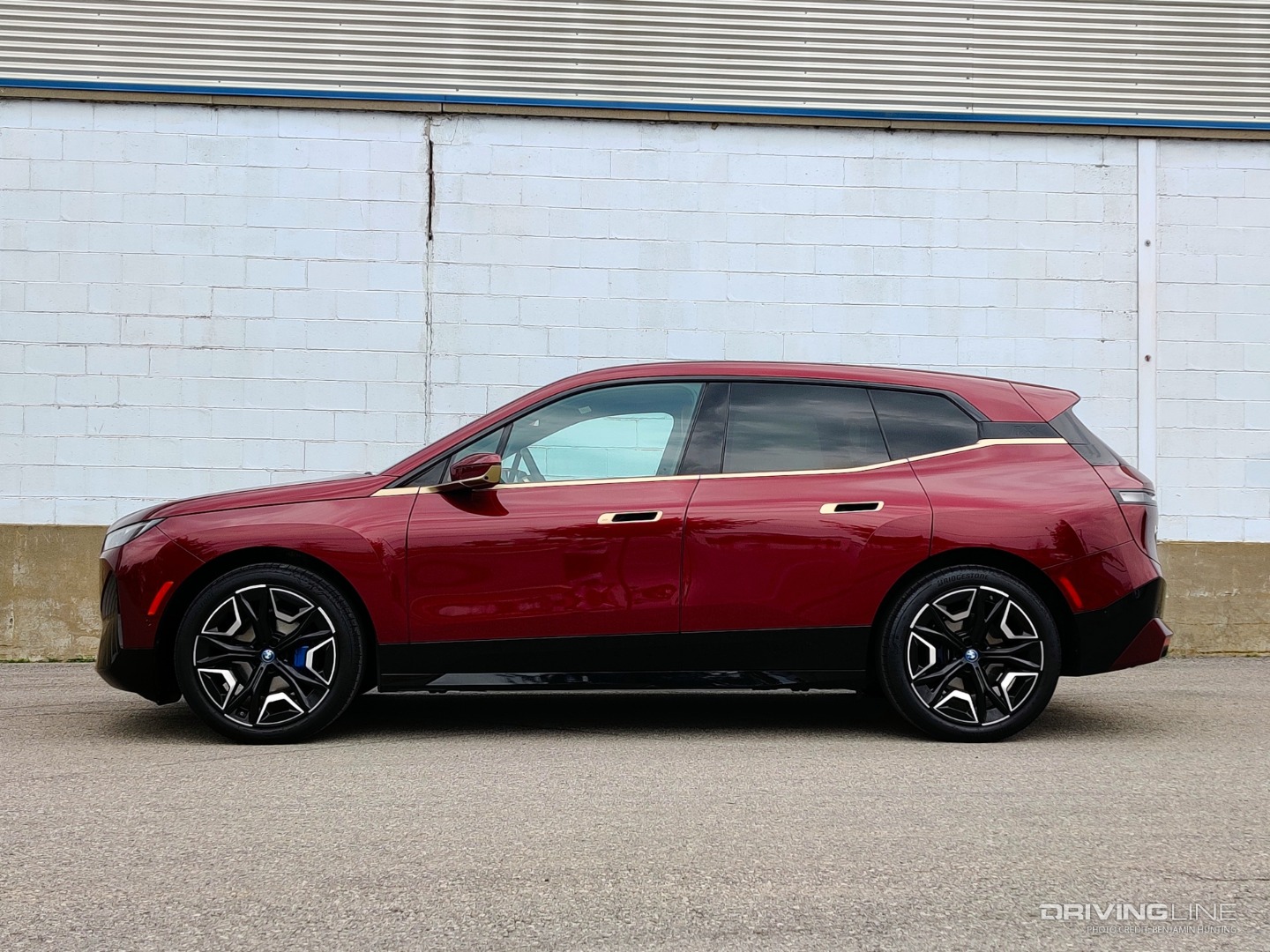 2022 BMW iX xDrive50 side profile