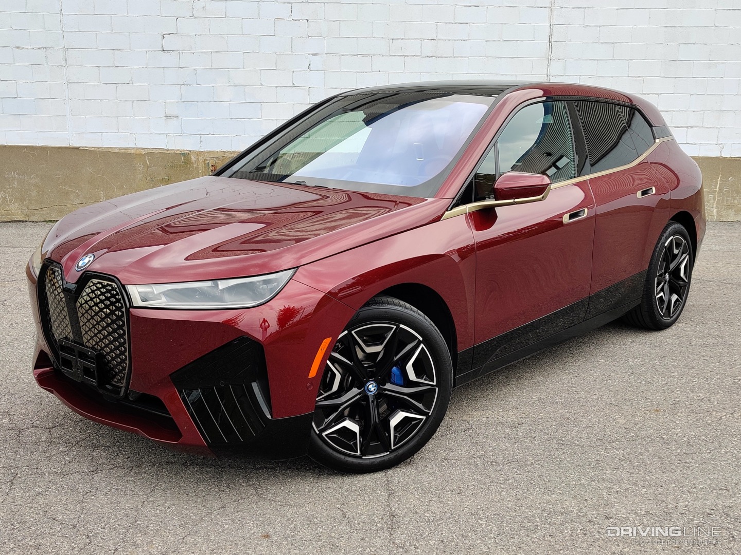 2022 BMW iX xDrive50 front 3/4