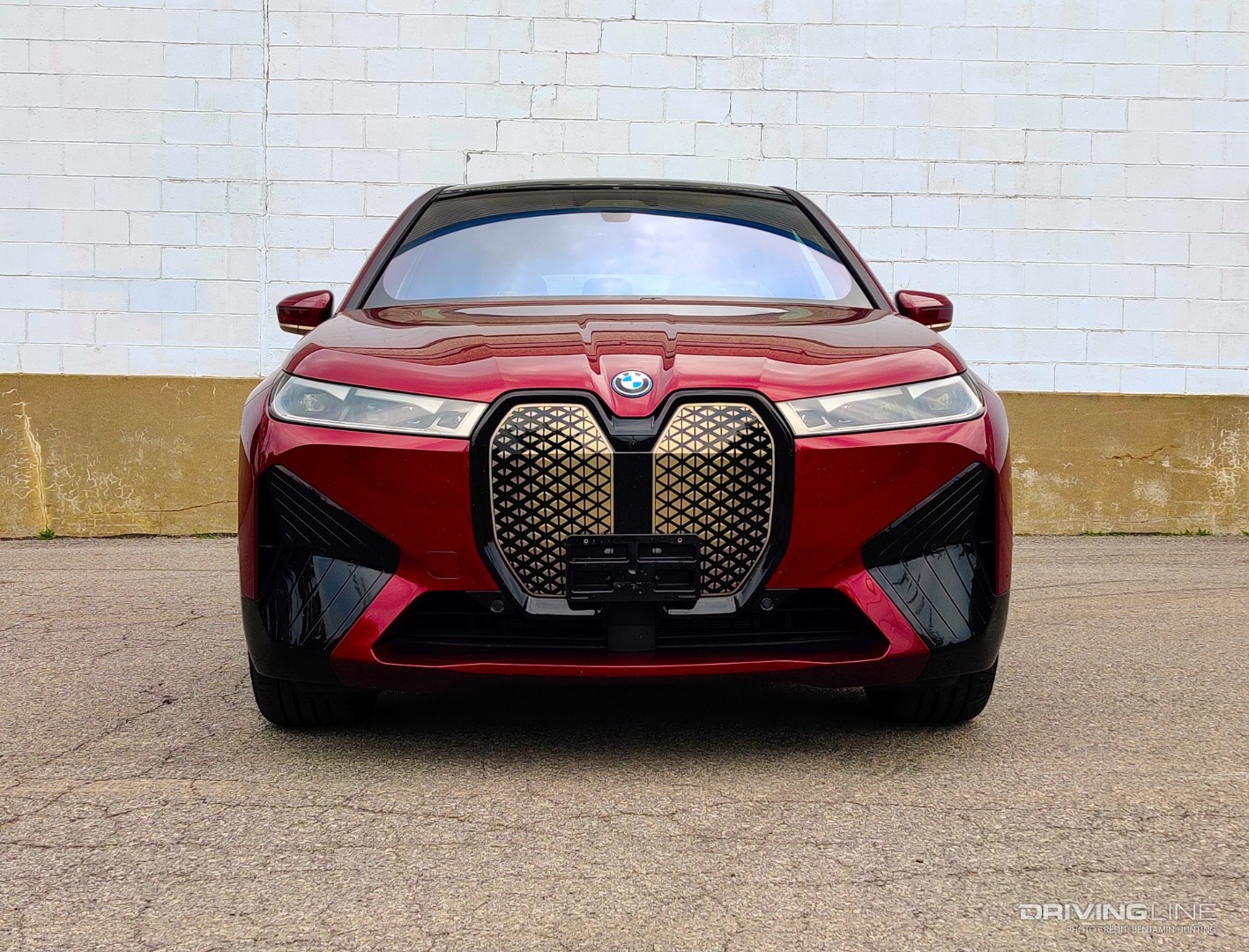 2022 BMW iX xDrive50 front view