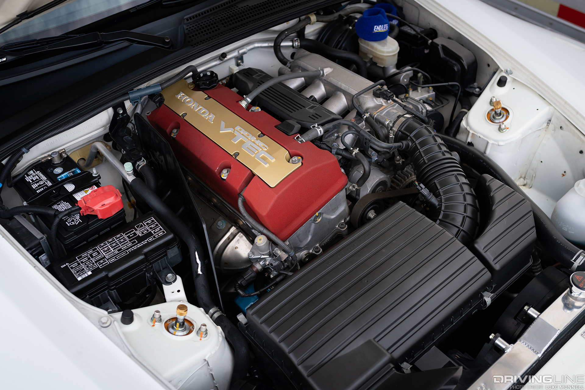 close up of f22c engine in honda s2000 cr