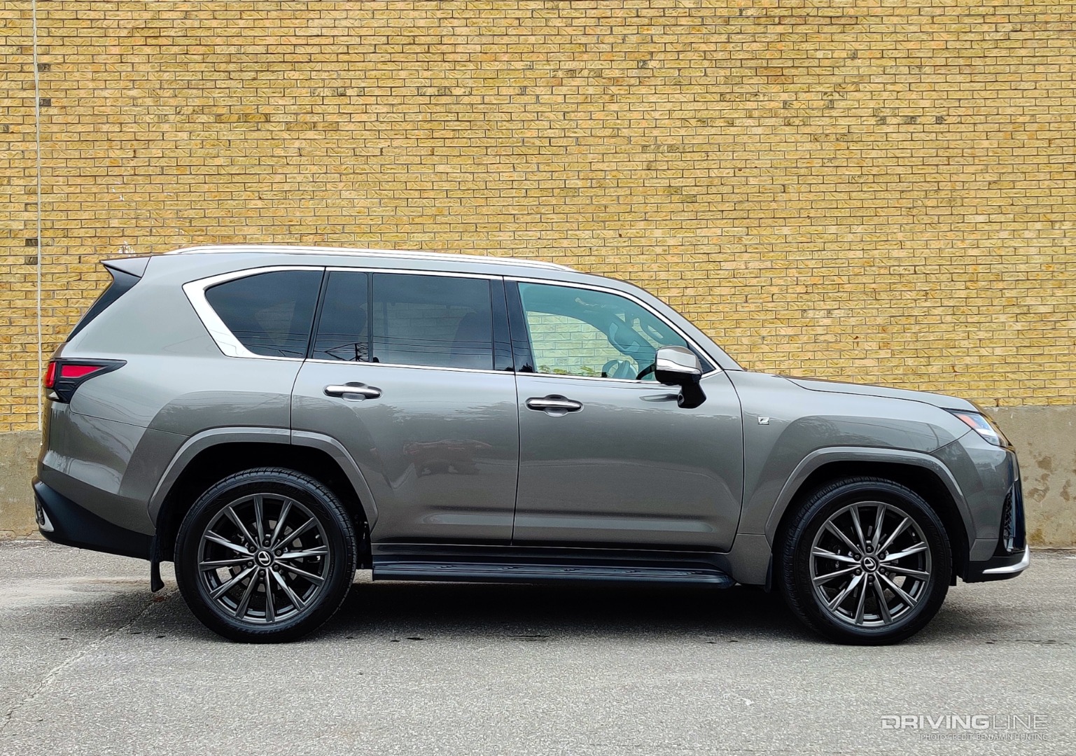 2022 Lexus LX side profile