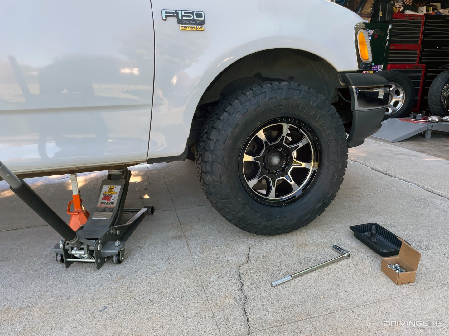 Installing new Motiv Glock 427 Wheels and Nitto Recon Grappler tires on 2000 Ford F-150 truck