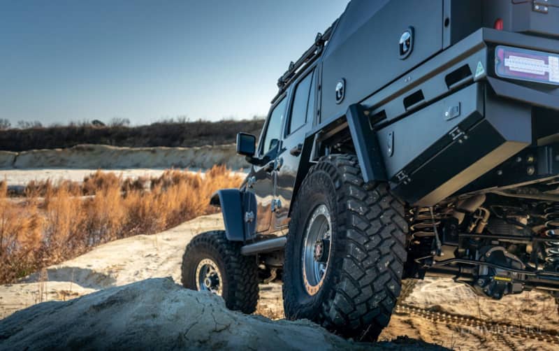 Jeep Gladiator Rubicon on sandy off-road trail Fox 30 Shocks DSC Review JT on 40s