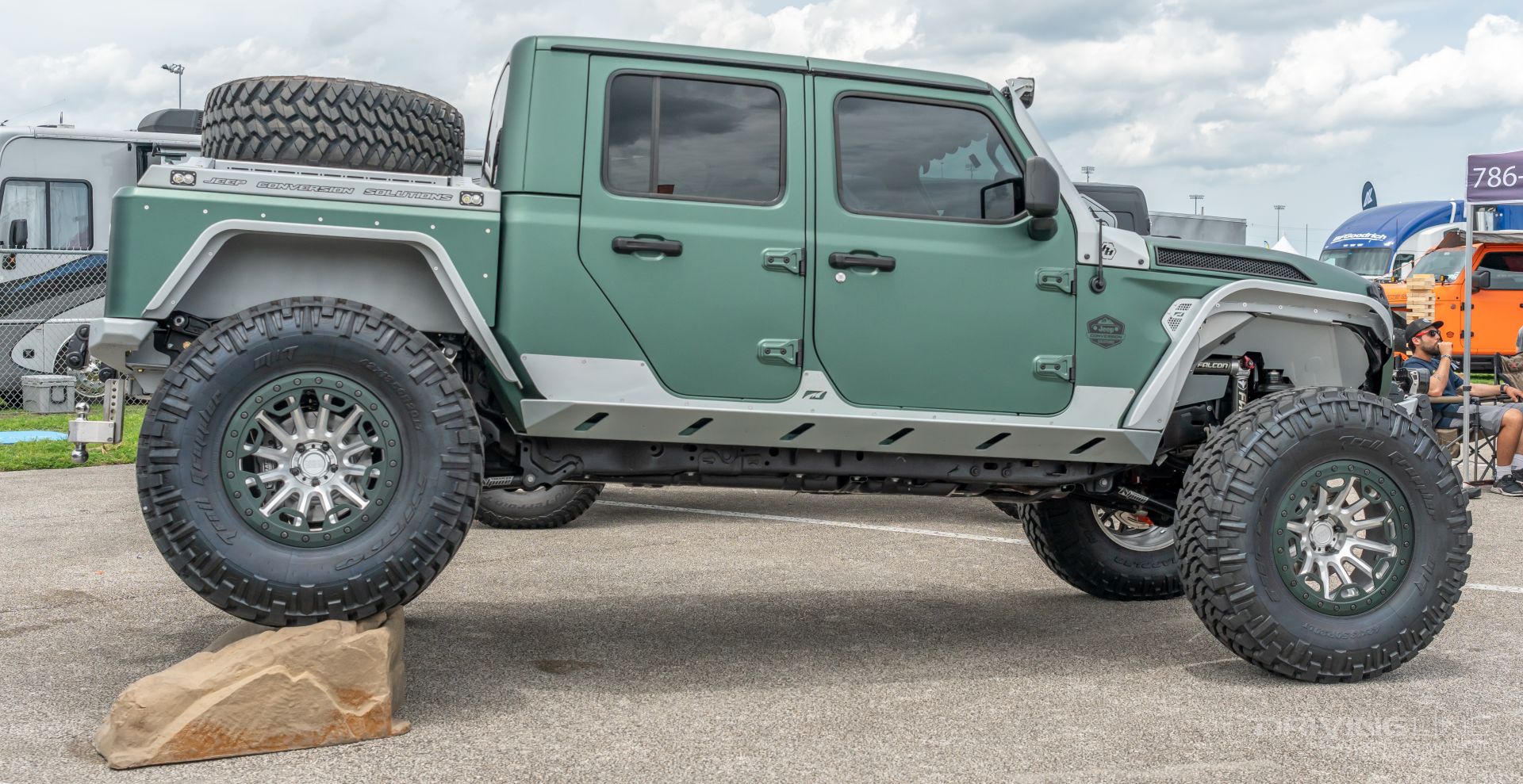 Sideview of Motobilt Jeep Gladiator Bed conversion green JT on 42s