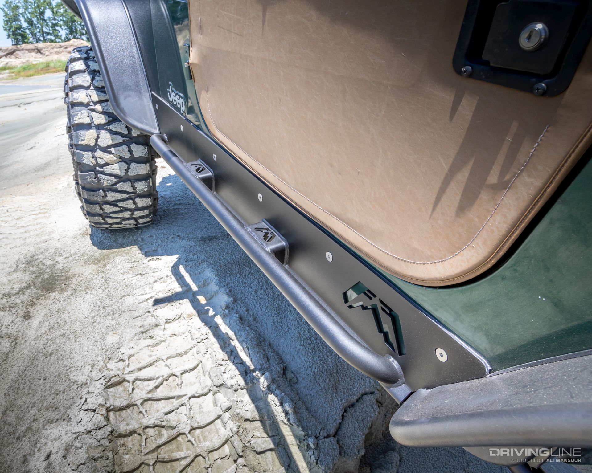 fab-fours-jeep-wrangler-tj-rock-sliders-with-step
