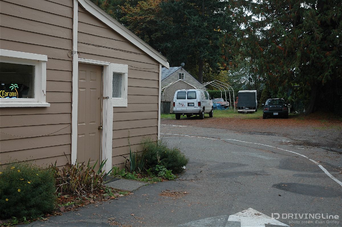 1968_Jaguar_E-type_barn-find-06