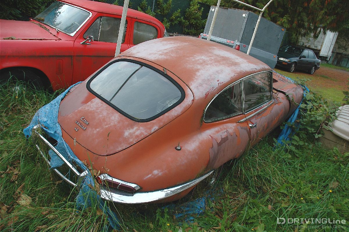 1968_Jaguar_E-type_barn-find-13