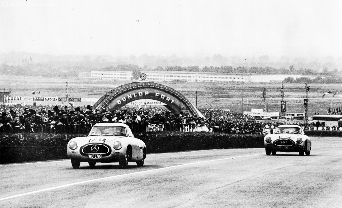 Caption orig.: 24-Stundenrennen von Le Mans, 1952. Mercedes-Benz Rennsportwagen Typ 300 SL. Zweiter Platz mit der Startnummer 20: Theo Helfrich / Helmut Niedermayr, gefolgt von Startnummer 22: Karl Kling / Hans Klenk.