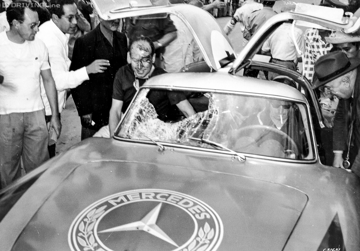 Caption orig.: III. Carrera Panamericana Mexico, 1952. Sieger Karl Kling und Hans Klenk auf Mercedes-Benz Typ 300 SL nach dem legendären Unfall mit dem Geier. Rechts im Bild: Rennleiter Alfred Neubauer.