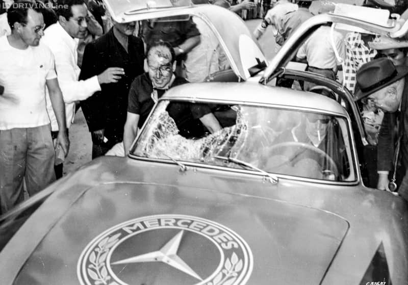 Caption orig.: III. Carrera Panamericana Mexico, 1952. Sieger Karl Kling und Hans Klenk auf Mercedes-Benz Typ 300 SL nach dem legendären Unfall mit dem Geier. Rechts im Bild: Rennleiter Alfred Neubauer.