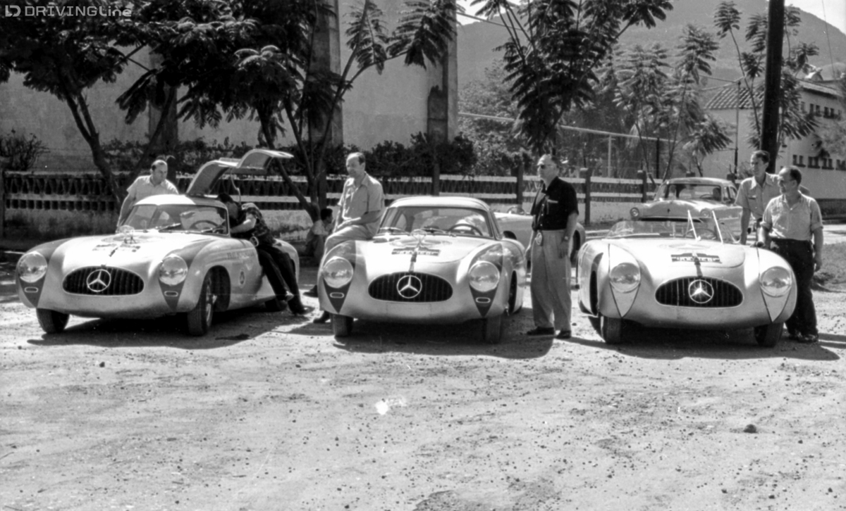 III. Carrera Panamericana Mexico, 1952. Mercedes-Benz Rennmannschaft von links: Hermann Lang, Erwin Grupp, Hans Klenk und Karl Klink am Mercedes-Benz 300 SL (W 194, 1952), John Fitch und Eugen Geiger am Mercedes-Benz 300 SL Roadster (W 194, 1952).