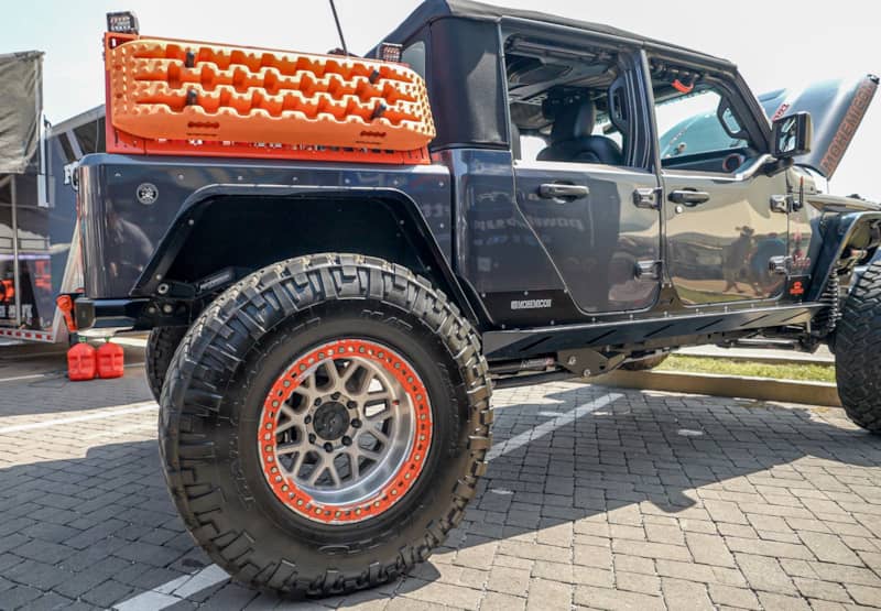 Motobilt Jeep Gladiator Bob bed kit rear side view 42 Nitto Trail Grapplers